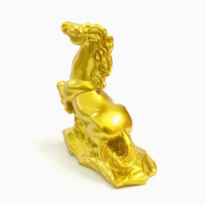 Tượng con Ngựa vàng, chất liệu nhựa được phủ lớp màu vàng óng bắt mắt, dùng trưng bày trong nhà, những nơi phong thủy, cầu mong may mắn, tài lộc - TMT Collection - SP005235