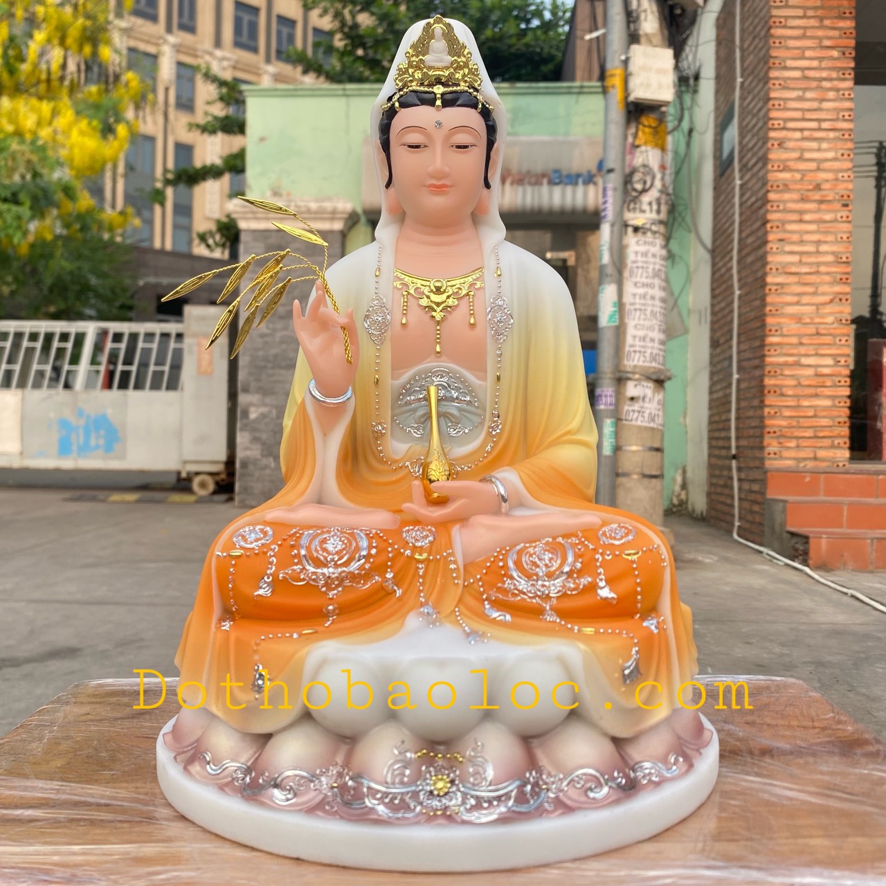 Tượng Quan Âm đá nhập khẩu cao cấp ngồi trên đài sen cao 30cm – Vàng