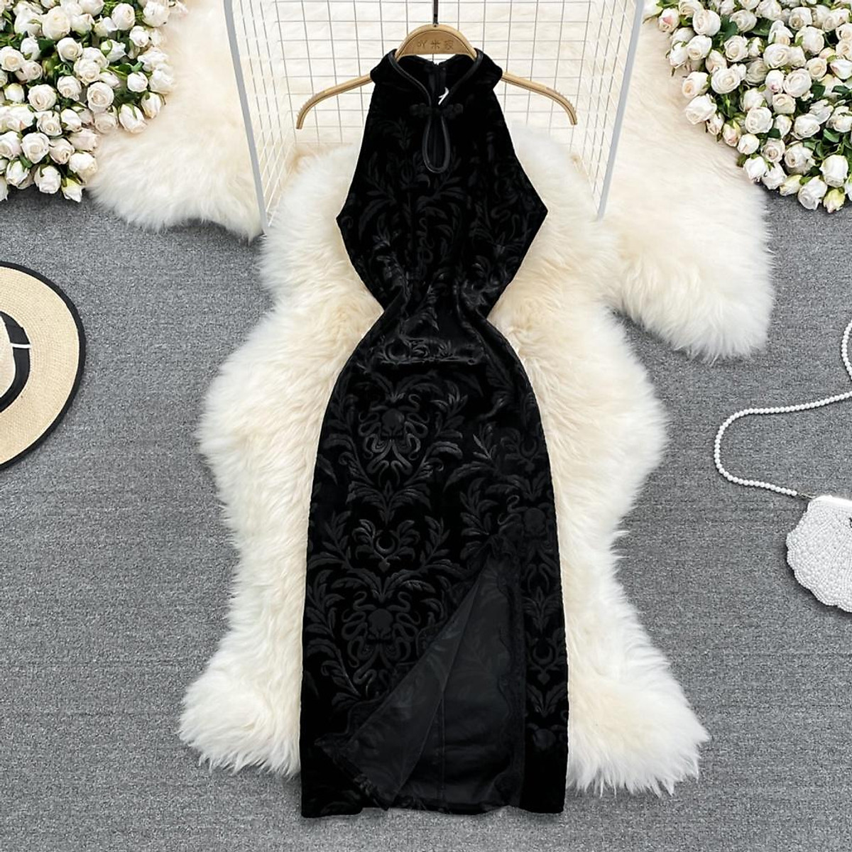 Đầm Body Cổ Tàu với thiết kế cổ tàu mang phong cách trung hoa,được may trên nền vải nhung thun co giãn.Đầm Body Cổ Tàu mang đến cho chị em một phong cách trẻ trung,quyến rũ mà ko kém phần sang trọng.   Đầm Body Cổ Tàu thích hợp cho chị em đi chơi,đi tiệc