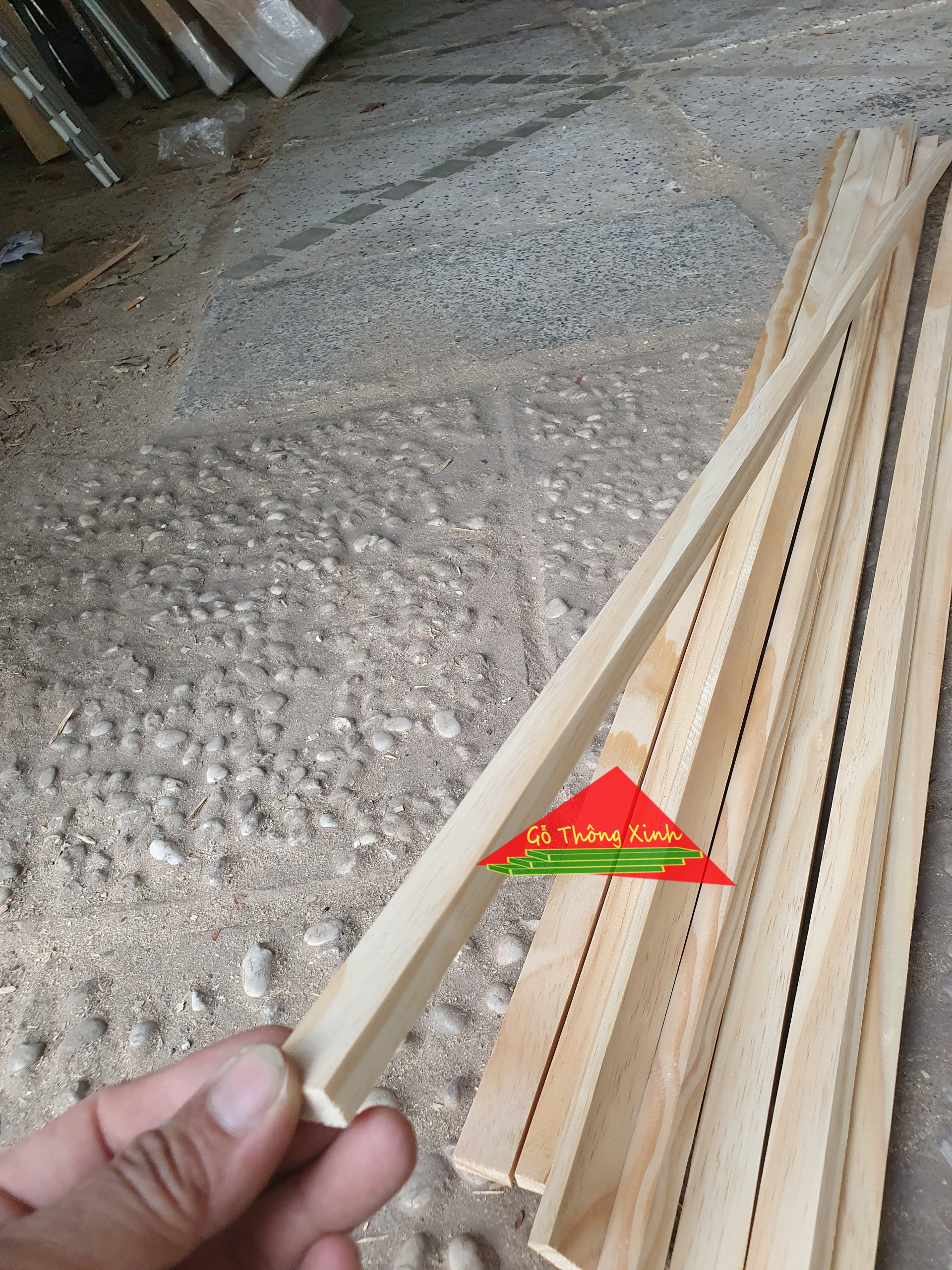 Thanh gỗ thông dài 1m2,rộng 2cm đã bào láng 4 mặt dùng làm nẹp,khung viền,đóng kệ,trang trí nhà cửa,DIY