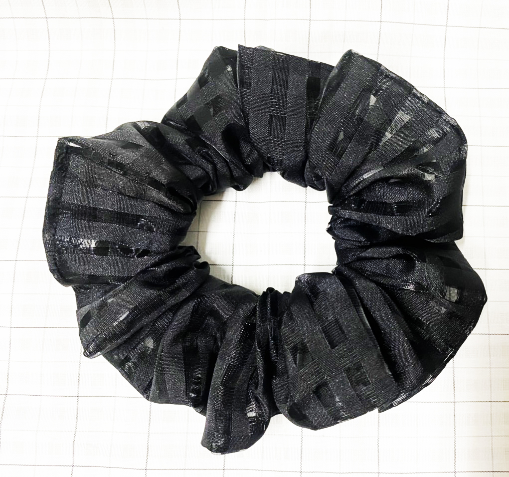Cột tóc scrunchies màu đen caro lưới size trung