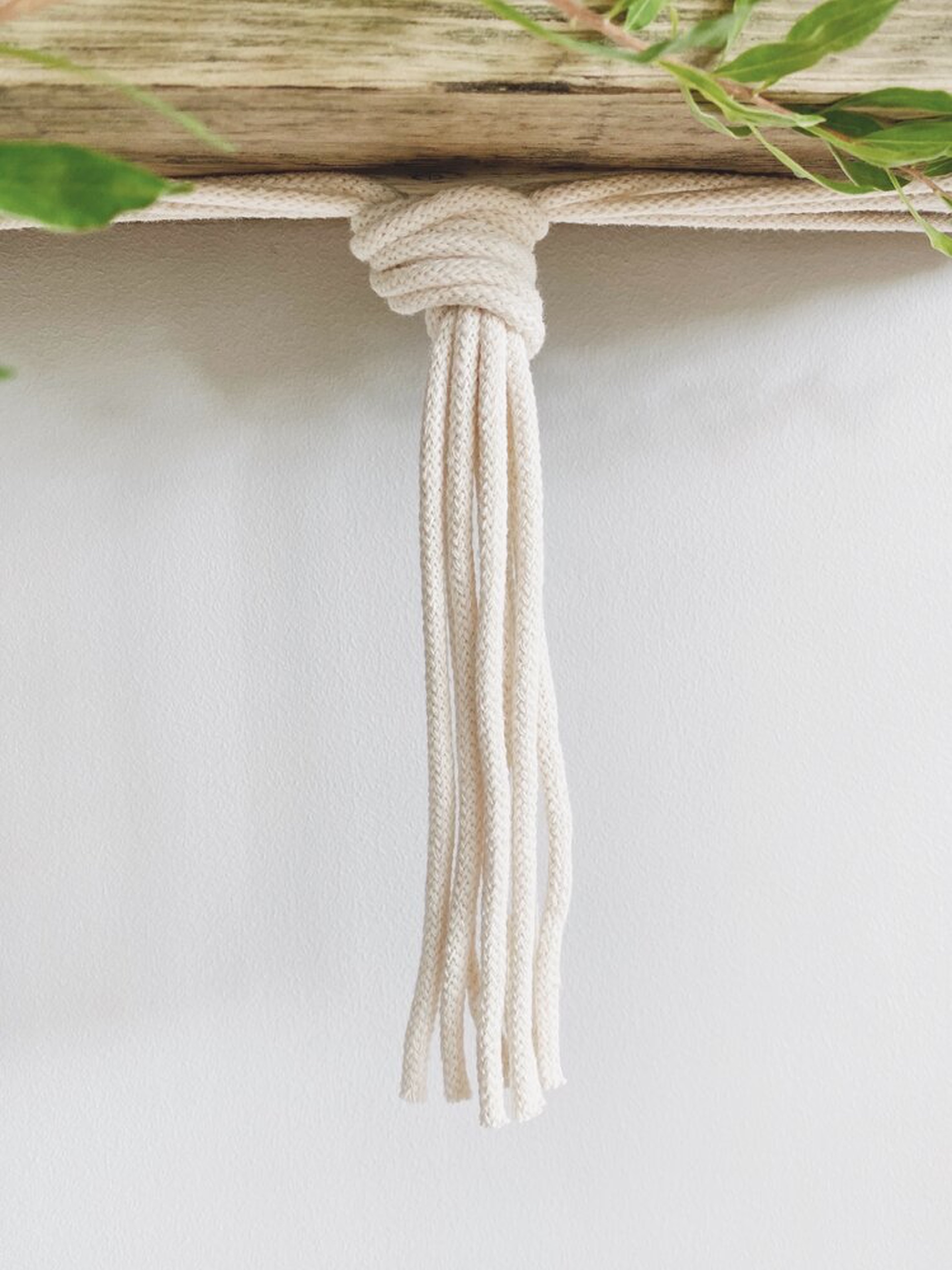 Kệ gỗ trang trí treo tường tết dây thủ công kết hợp vòng gỗ độc đáo , màu tự nhiên, KT 30x10cm. KG19321