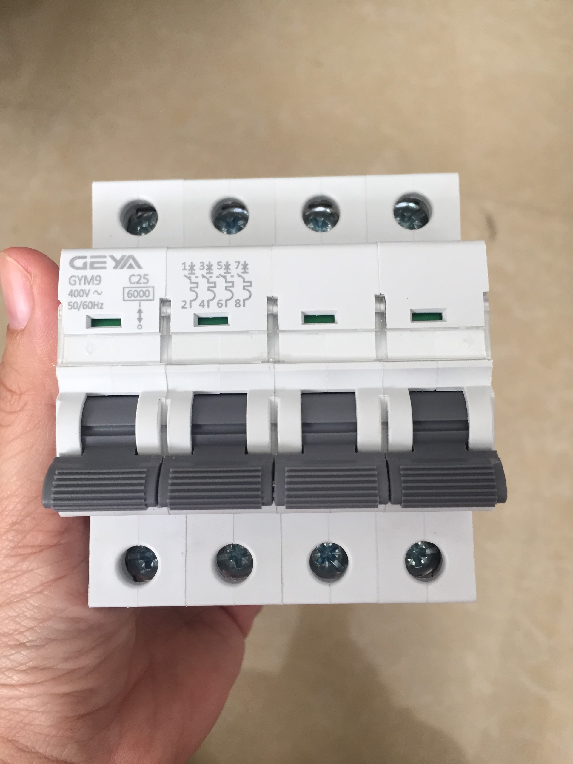 Cầu dao điện hai chiều CB Bộ ngắt mạch cho Solar Năng Lượng Mặt Trời GIVASOLAR GEYA AC 400V