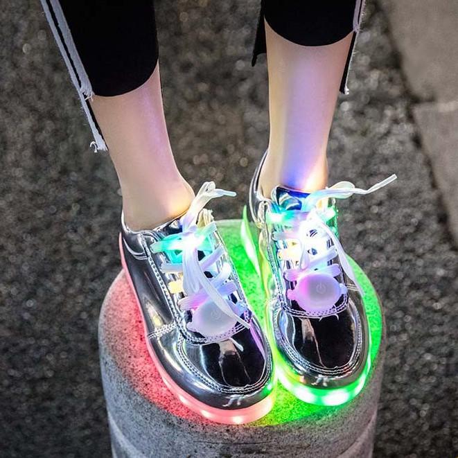 Giày phát sáng màu bạc bóng phát sáng 7 màu 8 chế độ đèn led