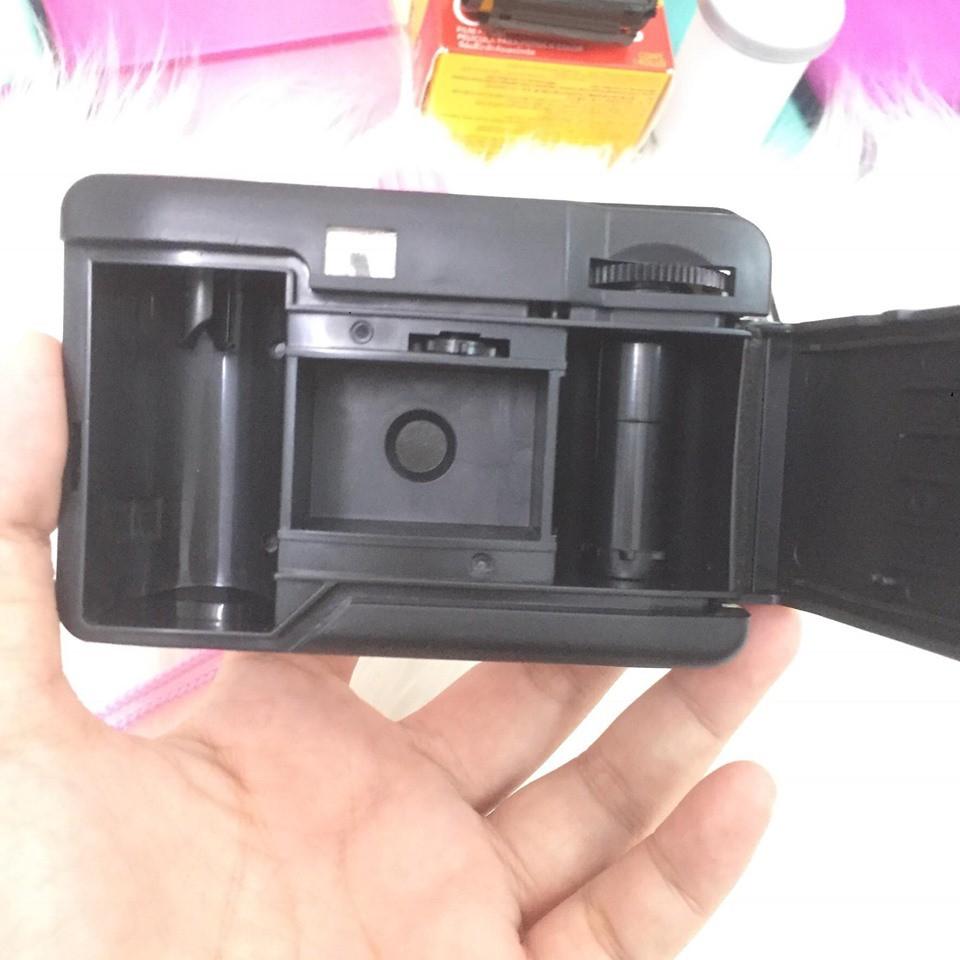Máy ảnh chụp được dưới nước . Máy ảnh chụp film lomo có thể chụp dưới nước , máy không cần pin lắp vào chụp luôn.