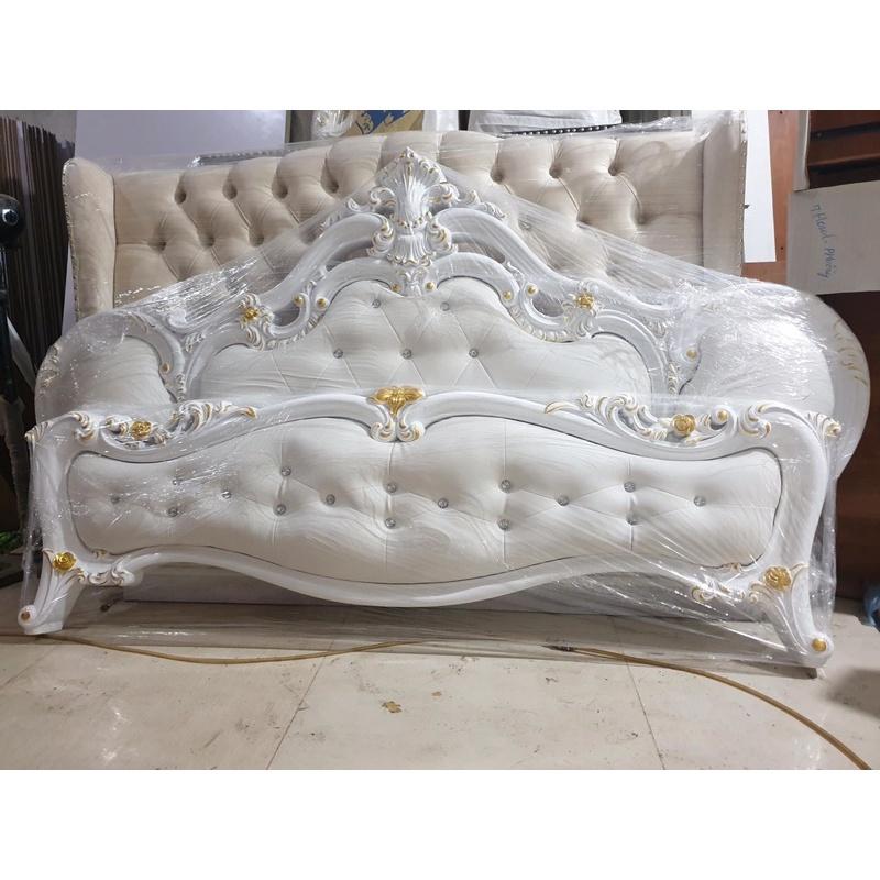Giường tân cổ điển