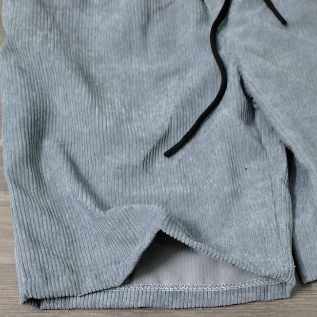Quần short lửng có túi rộng 2 bên và túi sau đựng được nhiều thứ. Quần short chất nhung tăm dày dặn mặc thoải mái K075