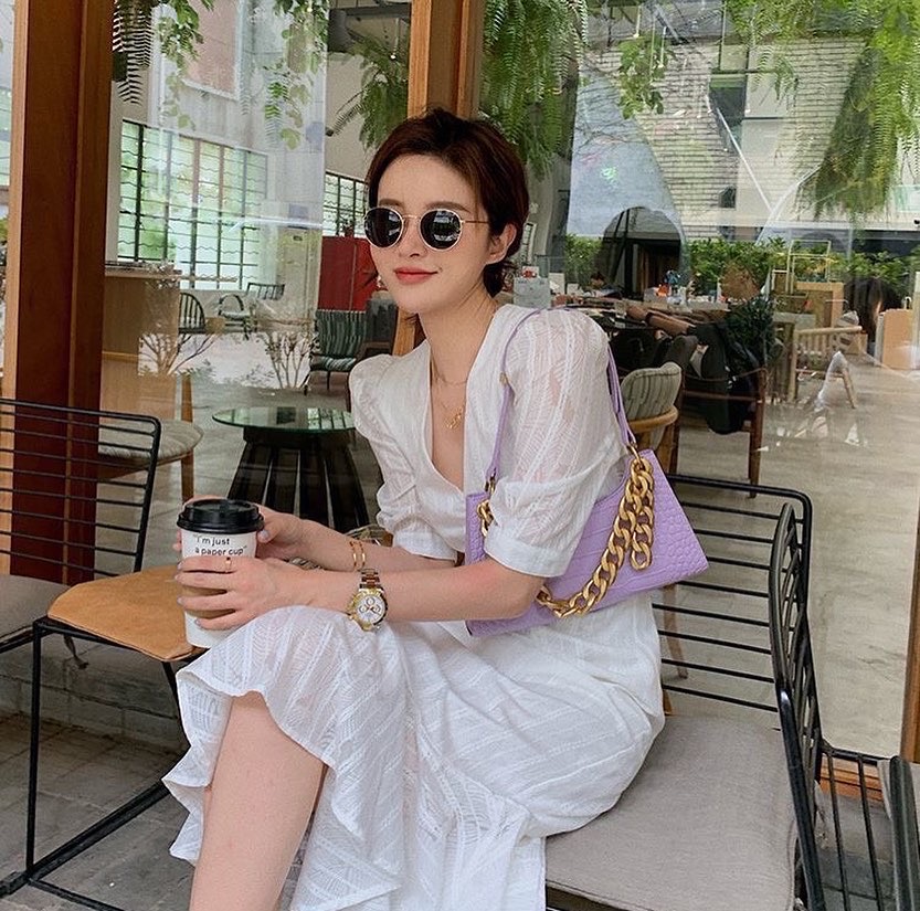 Đầm trắng midi chân bèo cổ V tay phồng