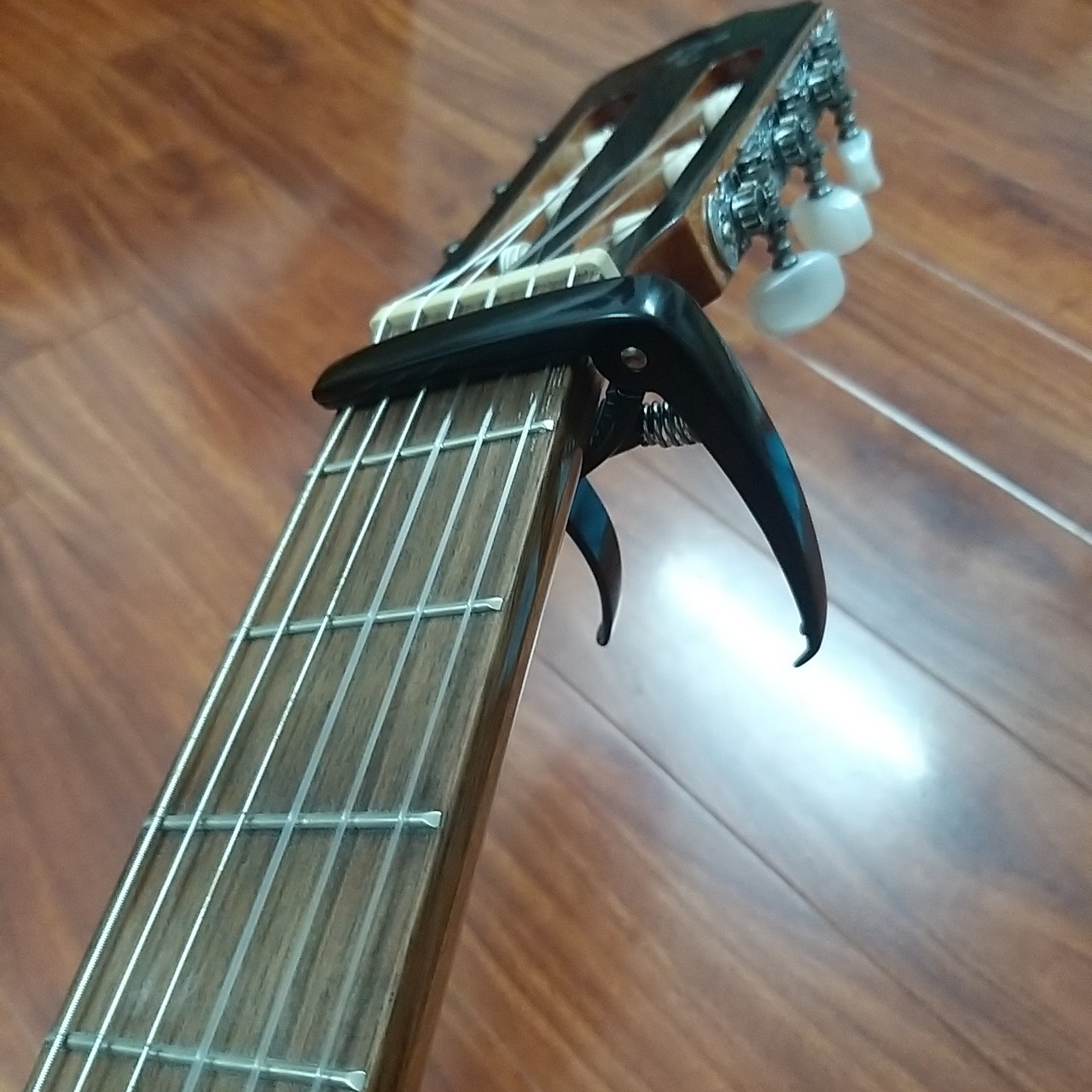 Capo nâng tone dùng cho đàn guitar acoustic và classic JX05 (thêm chức năng nhổ chốt dây đàn)