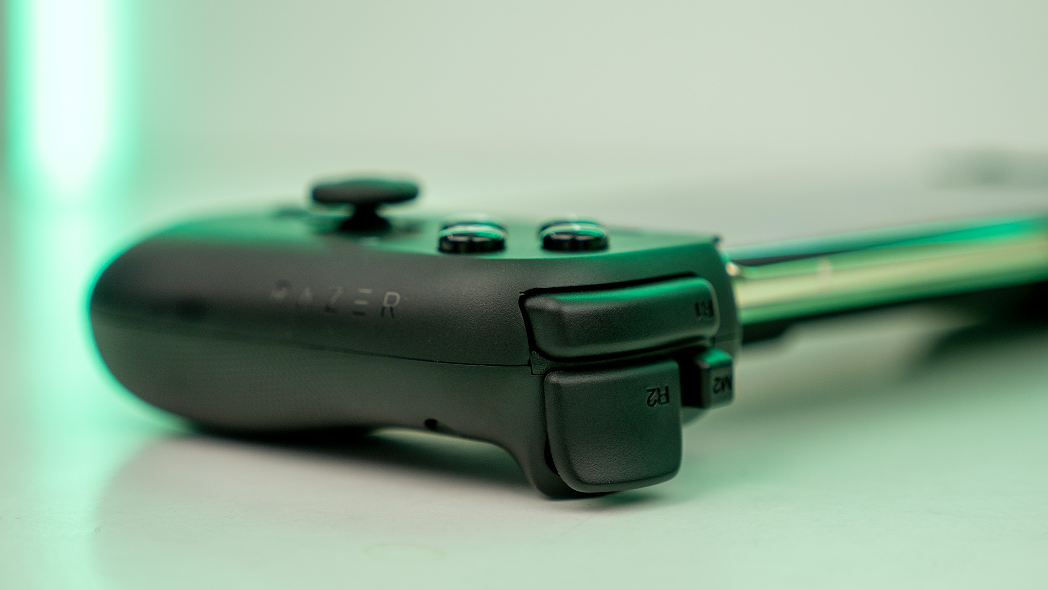 Tay cầm điện thoại Razer Kishi V2-Gaming Controller for Android/iPhone