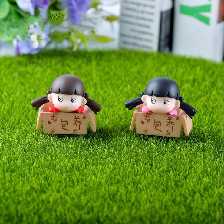 Mô hình em bé ngồi trong thùng giấy ngộ nghĩnh dễ thương  làm móc khóa, trang trí tiểu cảnh, DIY