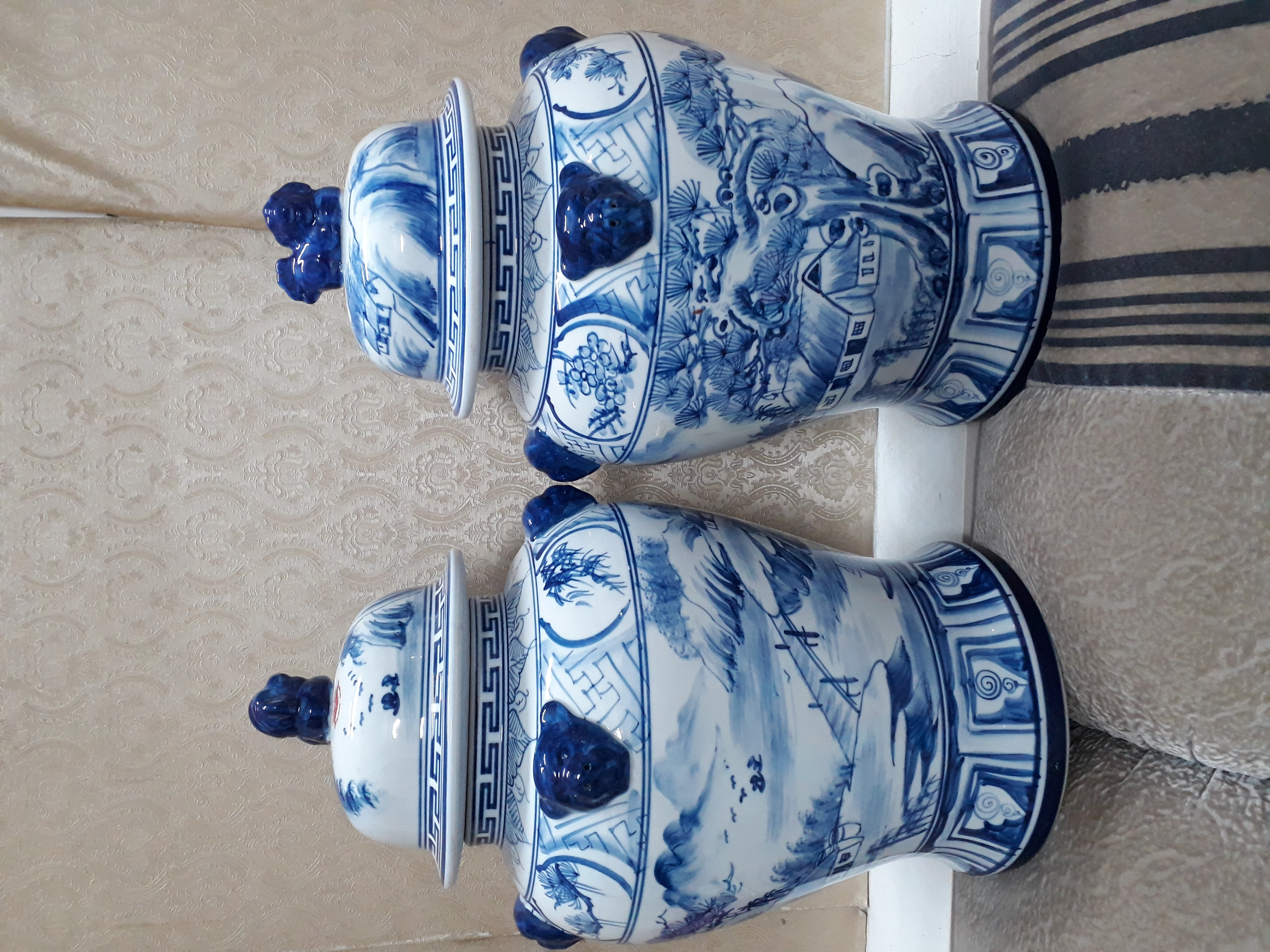 Cặp chóe thờ sứ cỡ lớn men lam cổ vẽ Sơn Thủy Hữu Tình cao 45 cm