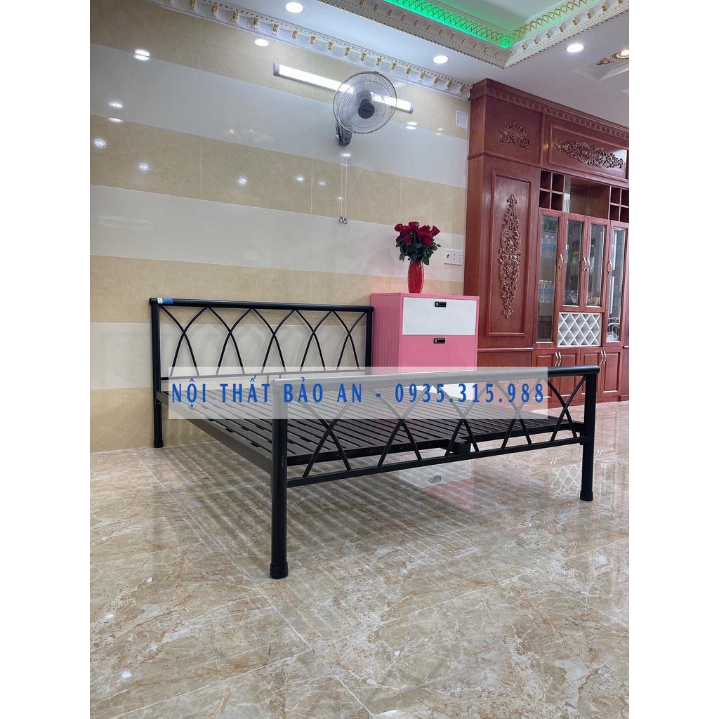 Giường sắt 1m4 x 2m đan chéo