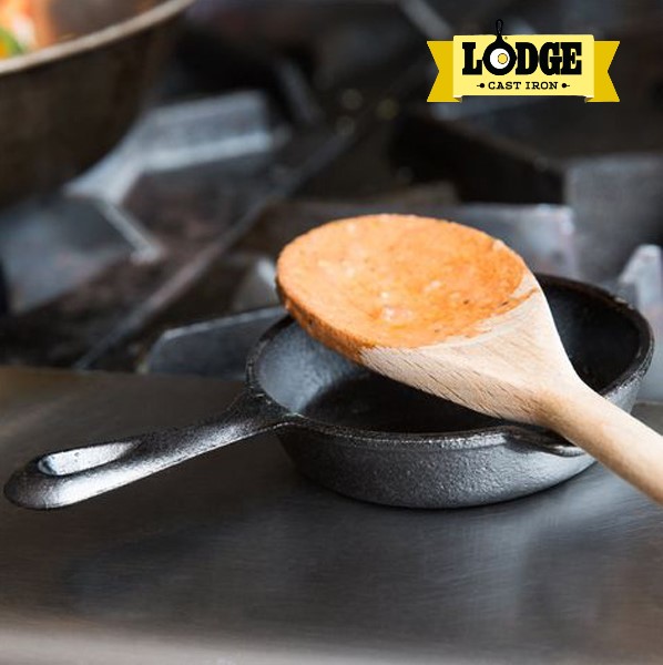 Chảo gang đúc chính hãng Lodge 9 cm - LMS3. Chảo dùng chiên 1 quả trứng, nướng 1 miếng beefsteak, làm chén nước chấm kho