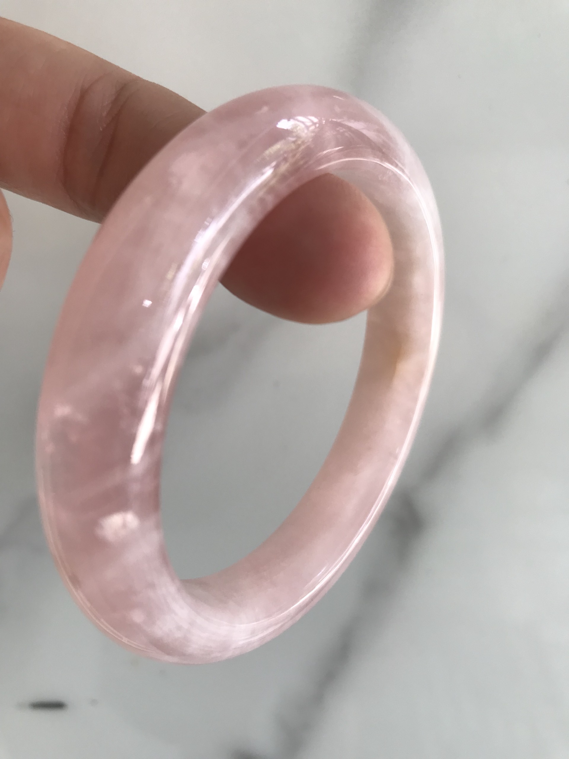 Vòng Thạch Anh Hồng Tự Nhiên Bản Hẹ Mới đẹp Ni 54mm Cao 12mm Dầy 8mm Màu Hồng tươi xinh bóng đẹp Nữ mệnh Hỏa mệnh Thổ tay vừa đeo 50kg - 54 kg ạ