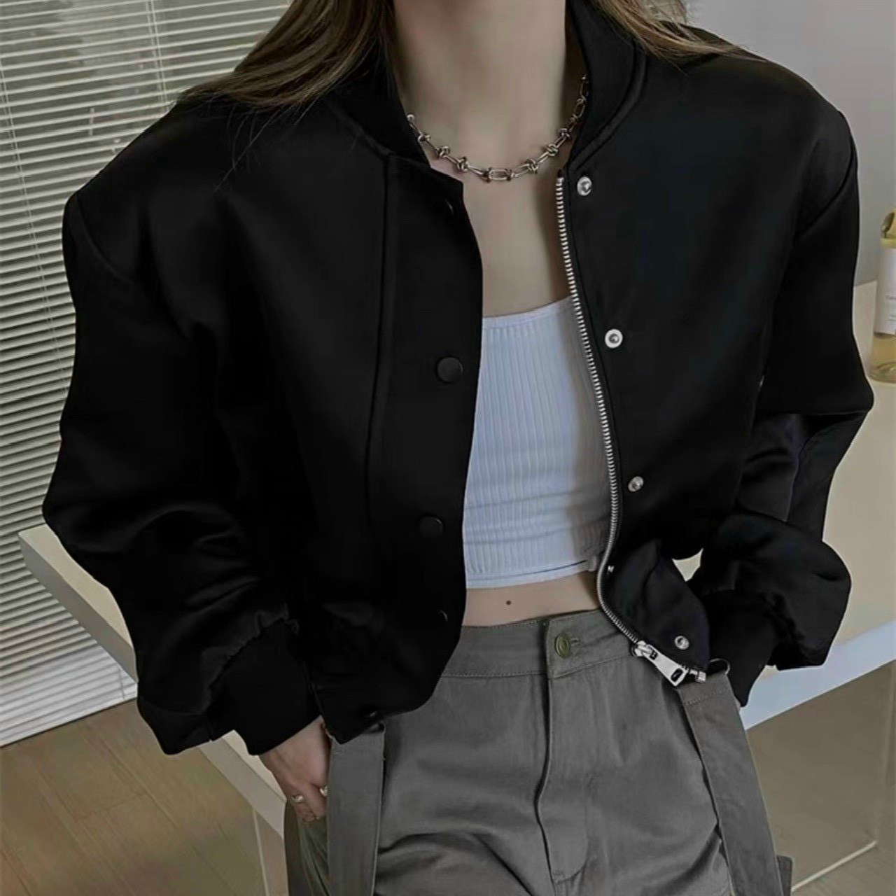 ÁO KHOÁC DA LỘN NỮ CỔ TRÒN NÚT BẤM DÀI TAY KIỂU CROPTOP MÀU ĐEN SIÊU PHÁ CÁCH, Áo khoác da nữ croptop màu đen, áo da màu đen dài tay cúc bấm sexy thời trang sang chảnh ,áo khoác da nữ ,áo khoác da croptop nữ ,áo khoác  nữ thời trang trẻ trun