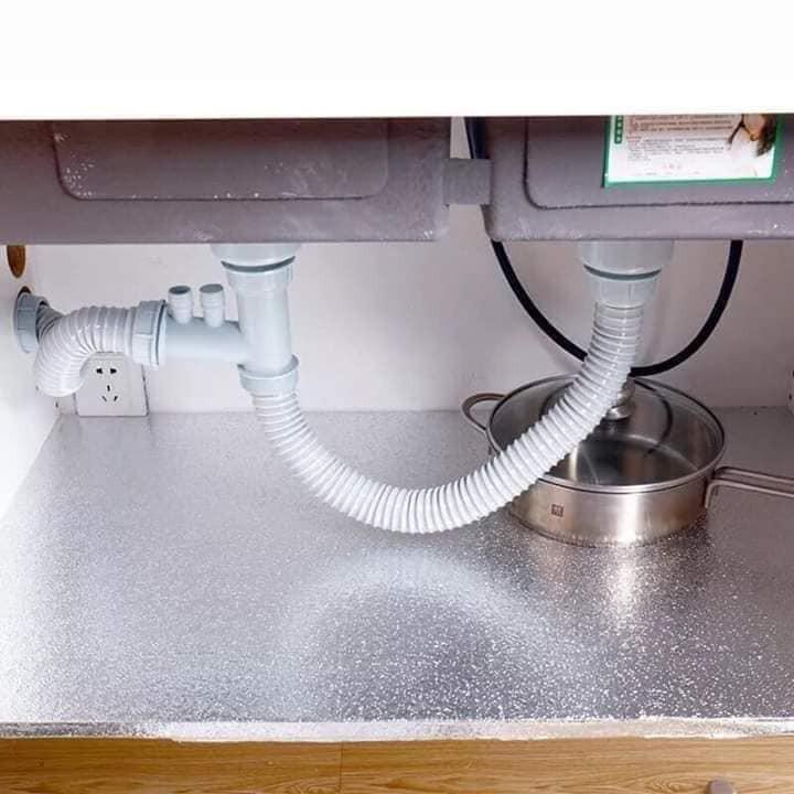 Cuộn giấy bạc dán bếp cách nhiệt, miếng decal dán tường nhà bếp chống thấm bền đẹp
