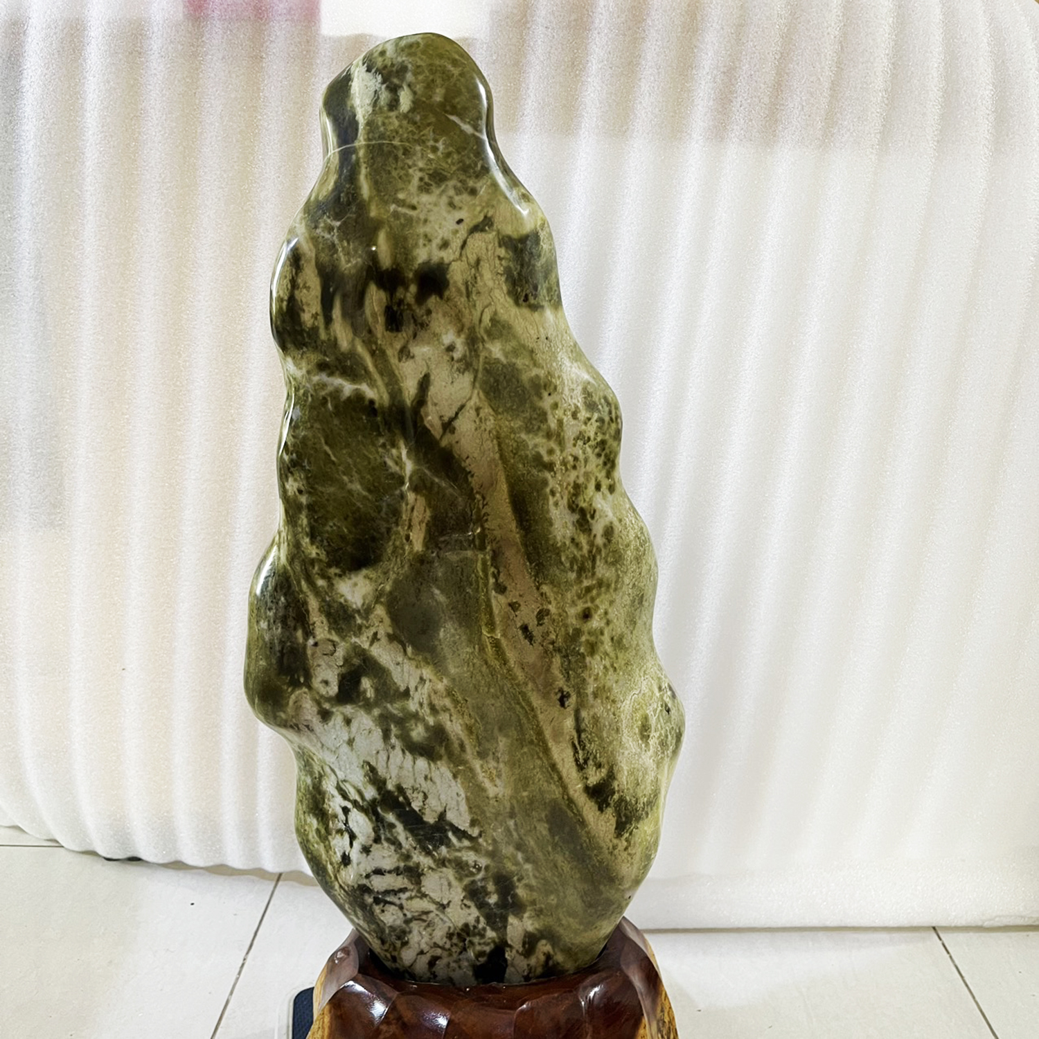 Đá phong thủy tự nhiên serpentine màu xanh cao 64cm nặng 24 kg đá ngọc cho mệnh Hỏa và Mộc
