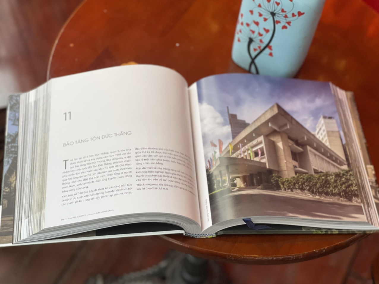 [Bìa cứng, tác giả ký tặng, in màu toàn bộ]  KIẾN TRÚC HIỆN ĐẠI MIỀN NAM VIỆT NAM - Chủ nghĩa bản địa hiện đại giữa thế kỷ XX - Mel Schenck – Alexandre Garel nhiếp ảnh gia – Phương Nam Books – NXB Thế Giới