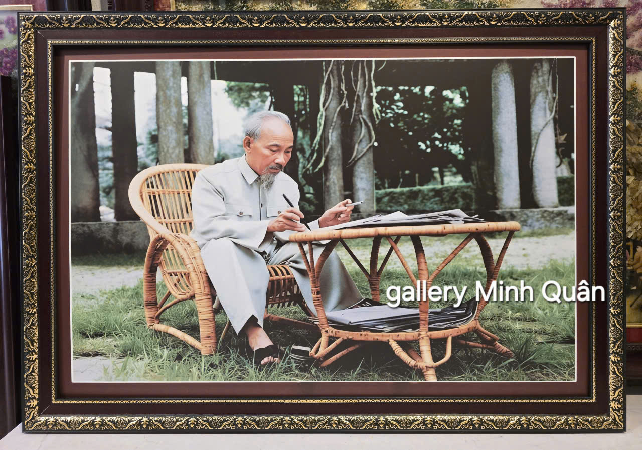 TRẢNH IN DẦU - BÁC HỒ NGÔI LÀM VIỆC TRONG VƯỜN HOA PHỦ CHỦ TỊCH