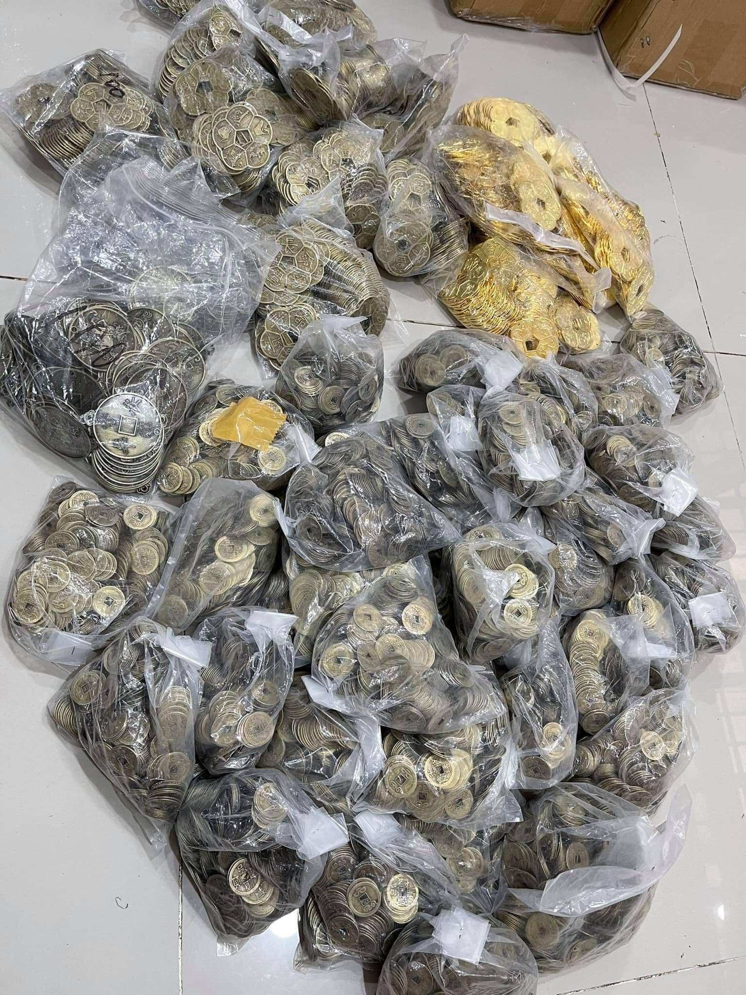 Đồng xu hoa mai phong thủy bằng đồng mang lại may mắn tài lộc bình an