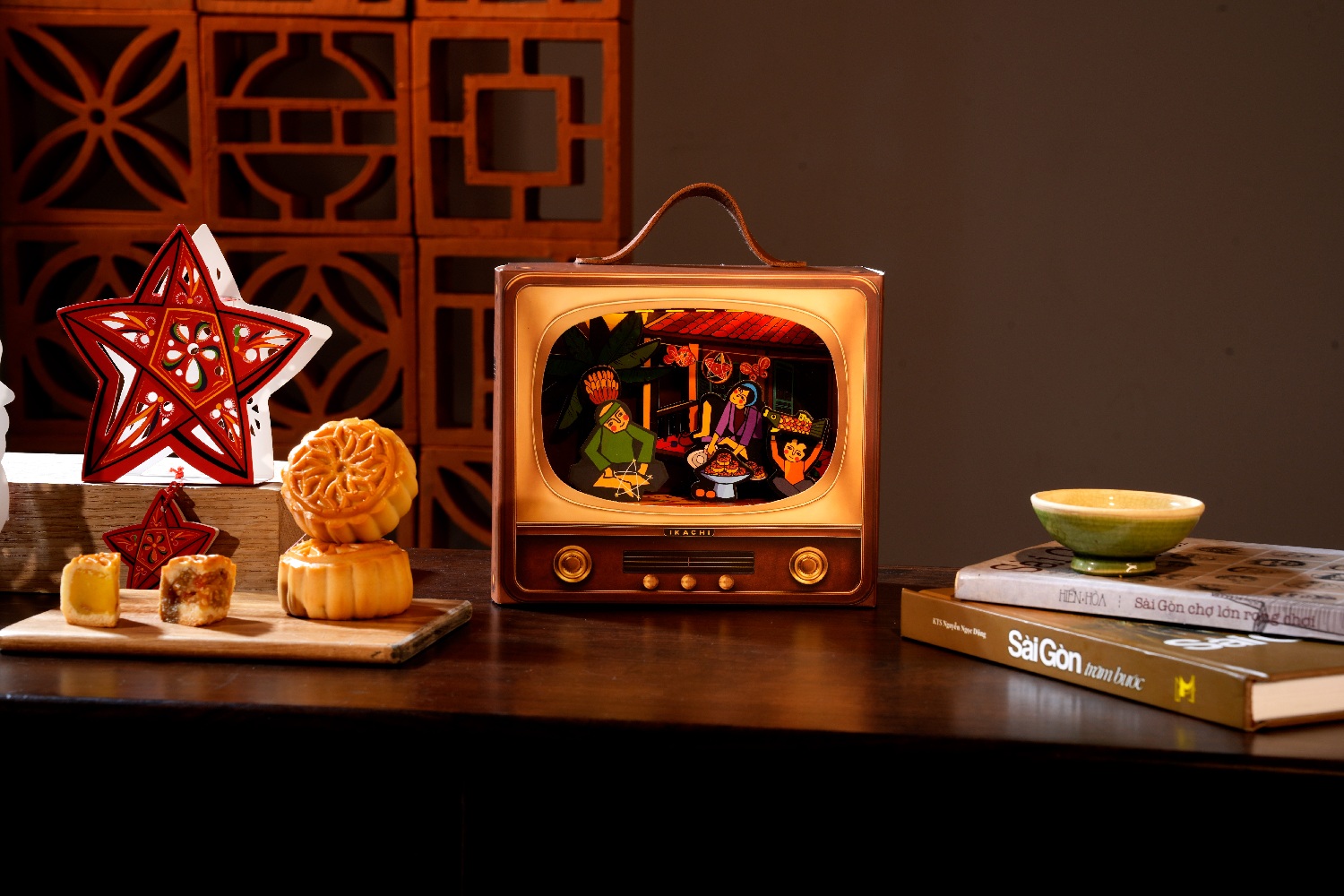 Hộp Quà Trung Thu IKACHI &quot; Truyền hình Tí hon - Làm bánh&quot; - Set 2 bánh, có đèn trang trí