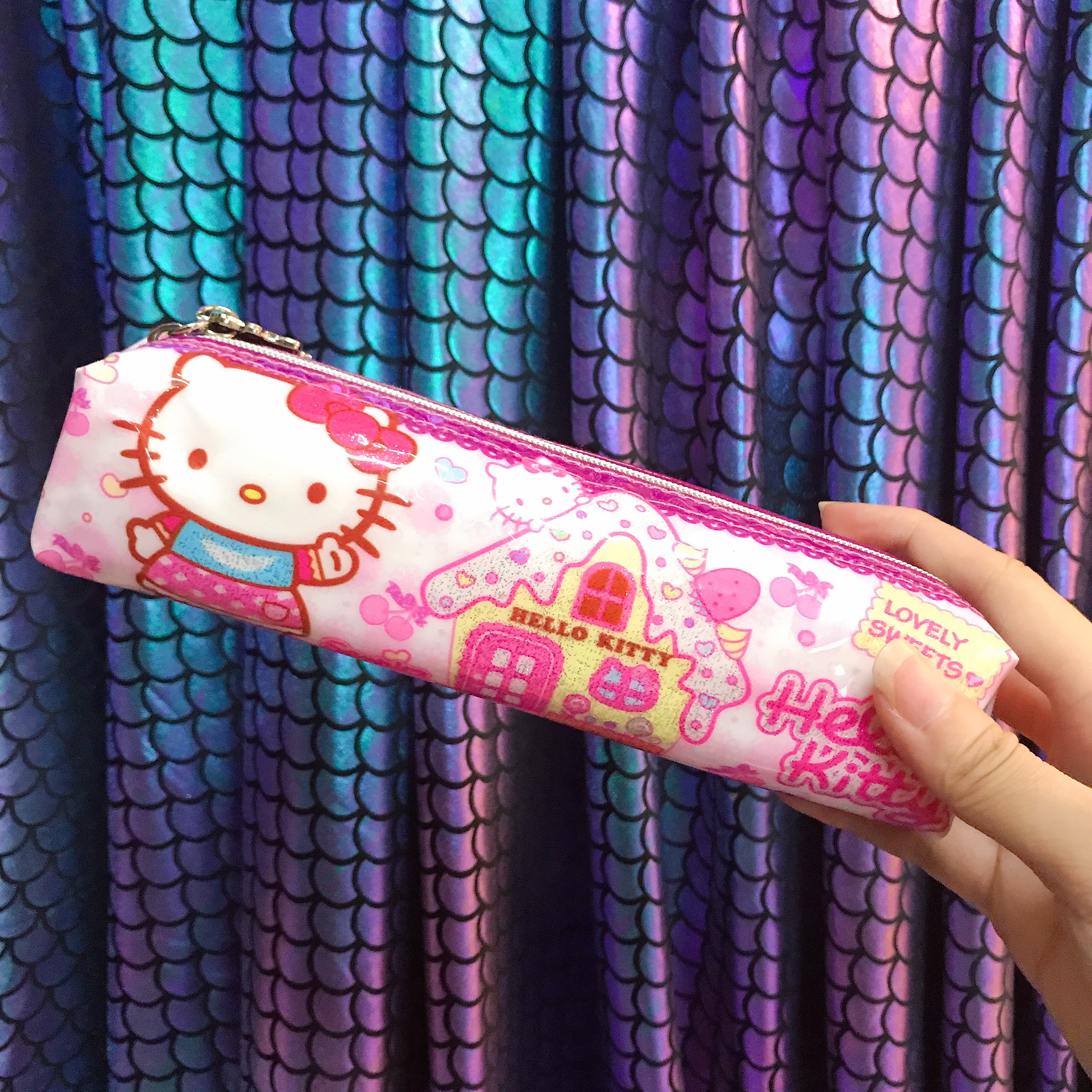 HỘP BÚT , BÓP VIẾT NHỎ HÌNH HELLO KITTY NGÔI NHÀ KEM MÀU TÍM BÓNG ( THÁI LAN ) - 8KT007 (19x5x6cm)