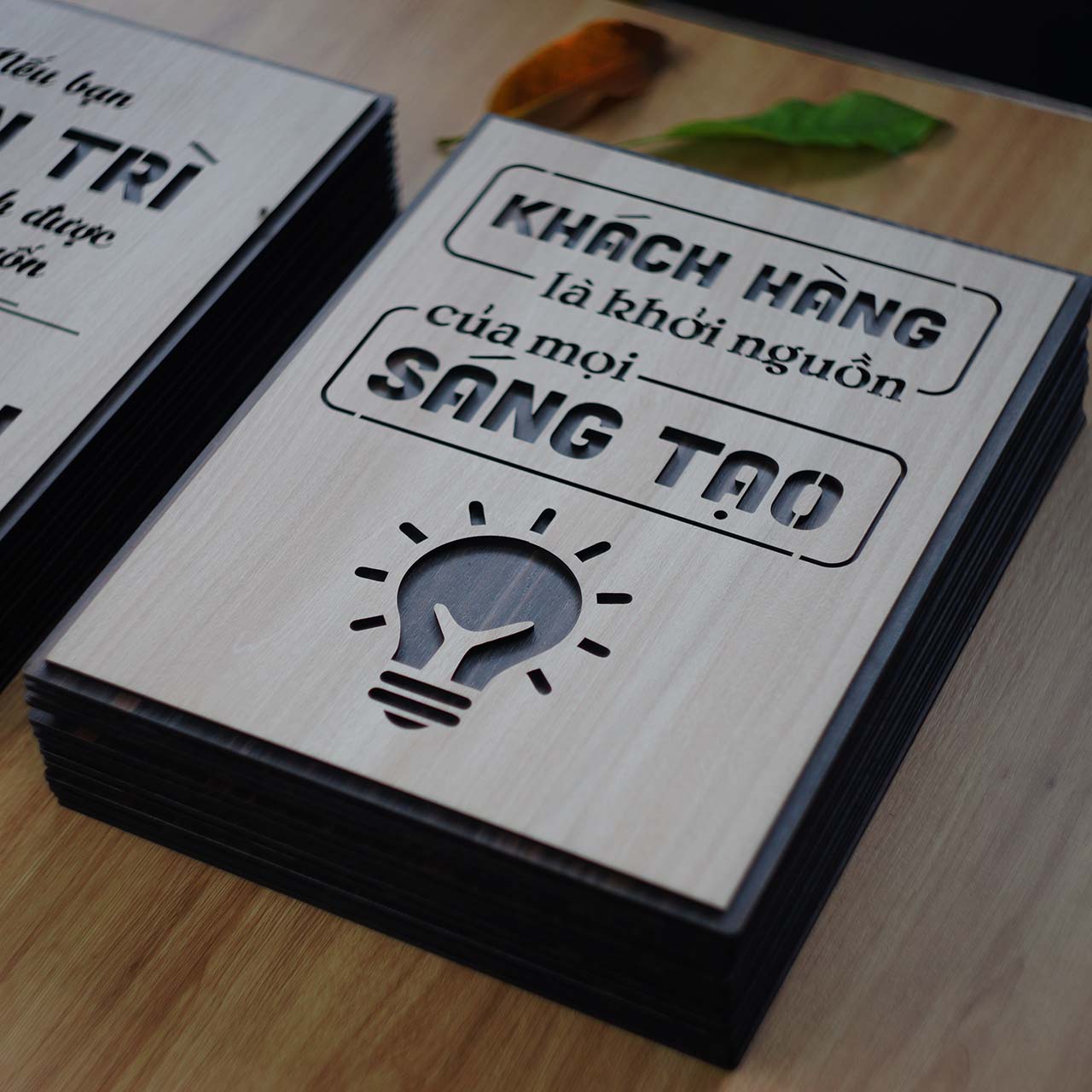 Tranh khẩu hiệu văn phòng TBIG103: Khách hàng là khởi nguồn của mọi sáng tạo