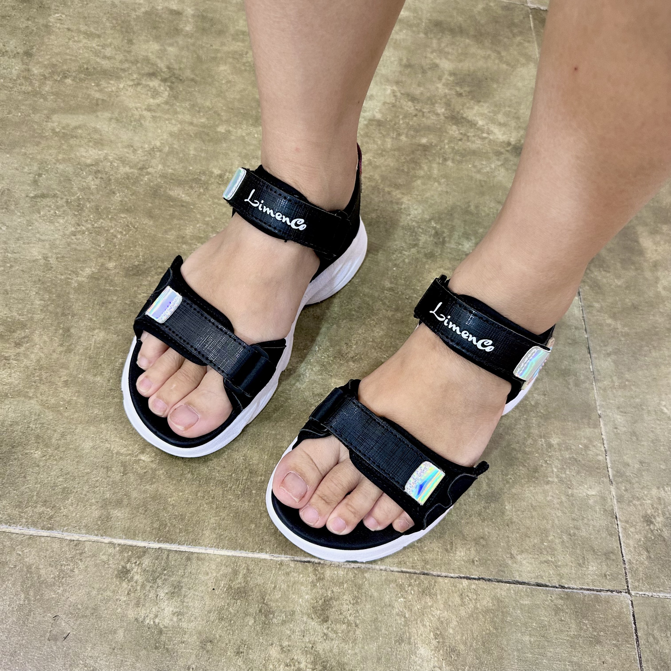 Giày Sandal Bé Gái L1886W Màu Đen, êm nhẹ, thoáng khí, đi học, đi chơi