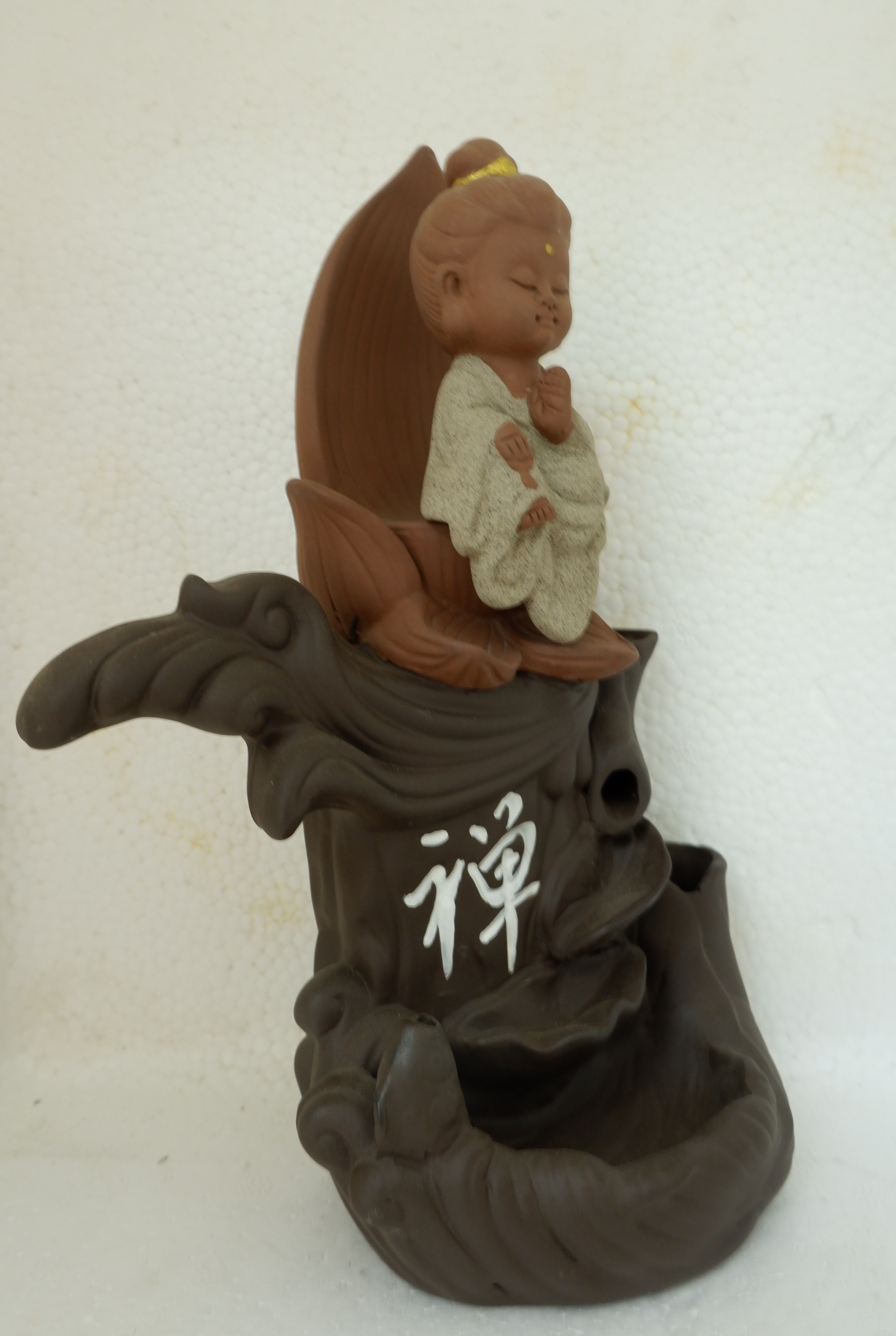 Thác khói Phật xông trầm ngồi đế sen