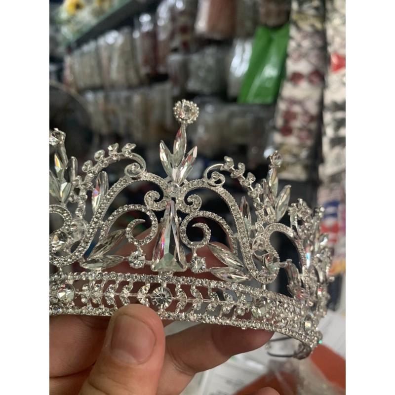 Vương miện cô dâu cổ tích chất liệu đá bắt sáng phản chiếu lấp lánh dưới ánh đèn hoa văn cầu kỳ mới giangpkc