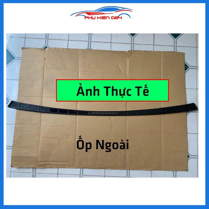 Ốp chống trầy cốp Xpander thép không gỉ vân titan bảo vệ xe chống va đập