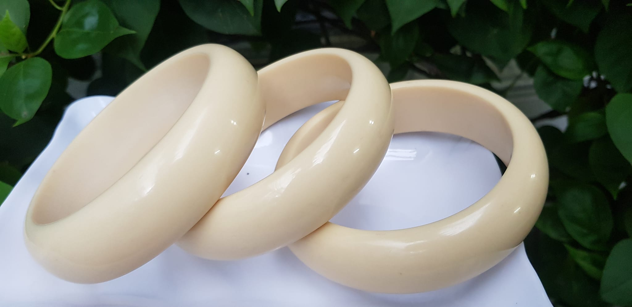 Vòng Tay Nam Giả Ngà hay gọi Xương Mỹ Nghệ Ni to 72mm x cao 22mm x dầy 10mm Nam tay tròn đeo tầm 80kg - 90kg hơn đeo ạ