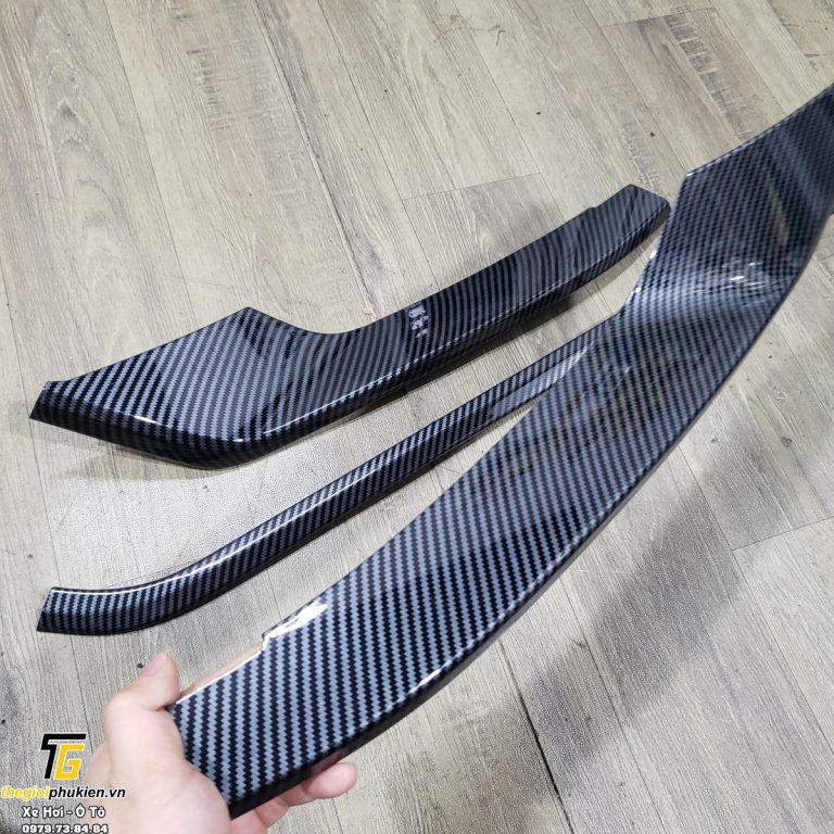 Ốp viền cản trước, viền đèn gầm trước KIA Carnival 2022 vân carbon, các bon cao cấp
