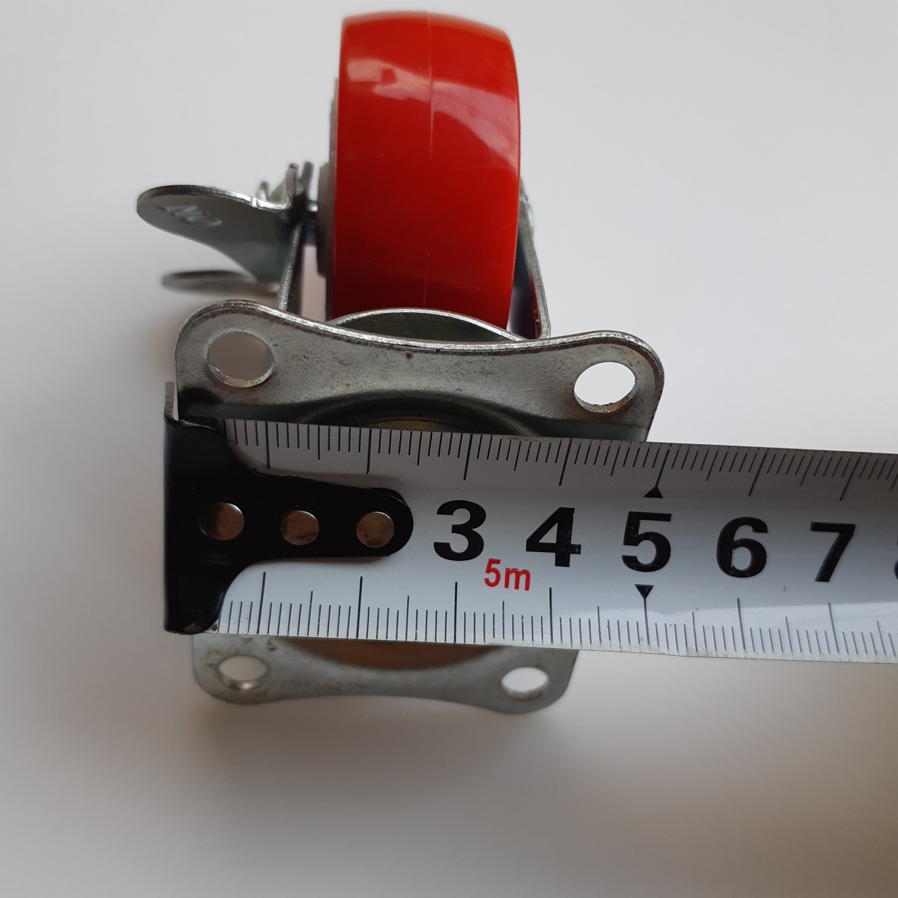 Bộ bánh xe đẩy hàng 5 cm bằng nhựa màu đỏ xoay 360 độ có khóa chống trượt