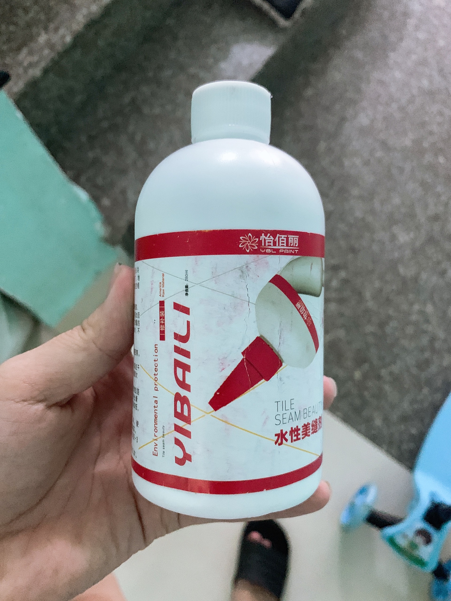 Keo Trám Chỉ Gạch Màu Vàng Và Trắng