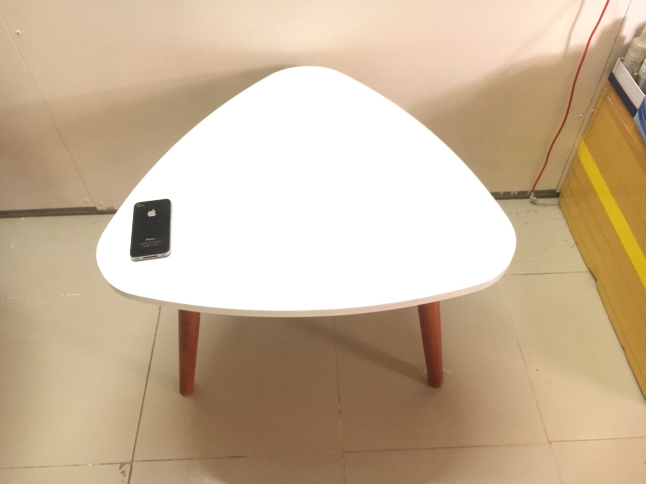 Bàn tam giác trắng chân nâu 60x45 - PK