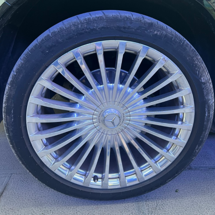 Bộ Logo chụp mâm, ốp lazang bánh xe ô tô Maybach ZGS-008, chất liệu hợp kim nhôm và nhựa ABS