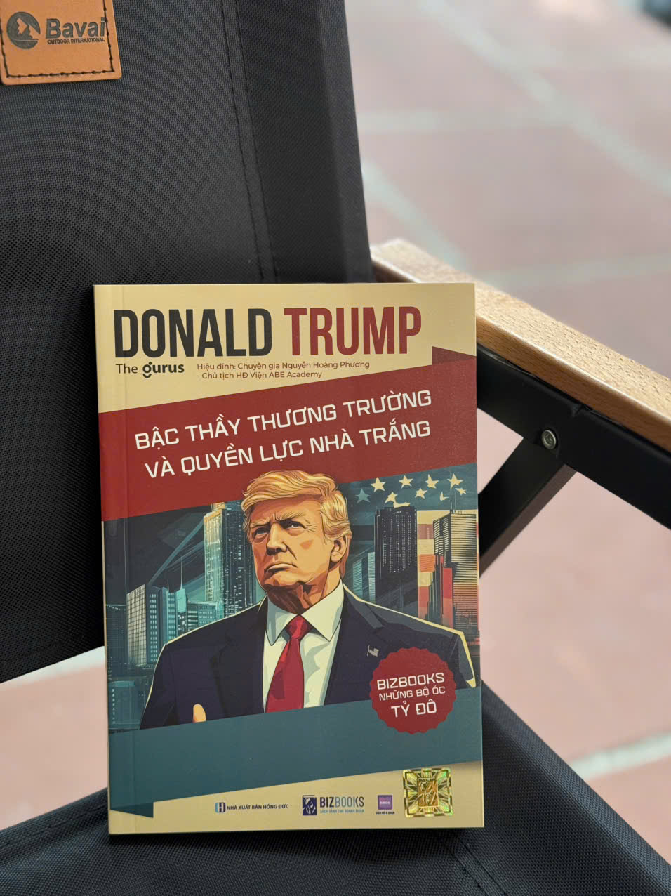 DONALD TRUMP: Bậc Thầy Thương Trường Và Quyền Lực Nhà Trắng - The Gurus - Chuyên gia Nguyễn Hoàng Phương Hiệu đính - Bizbooks