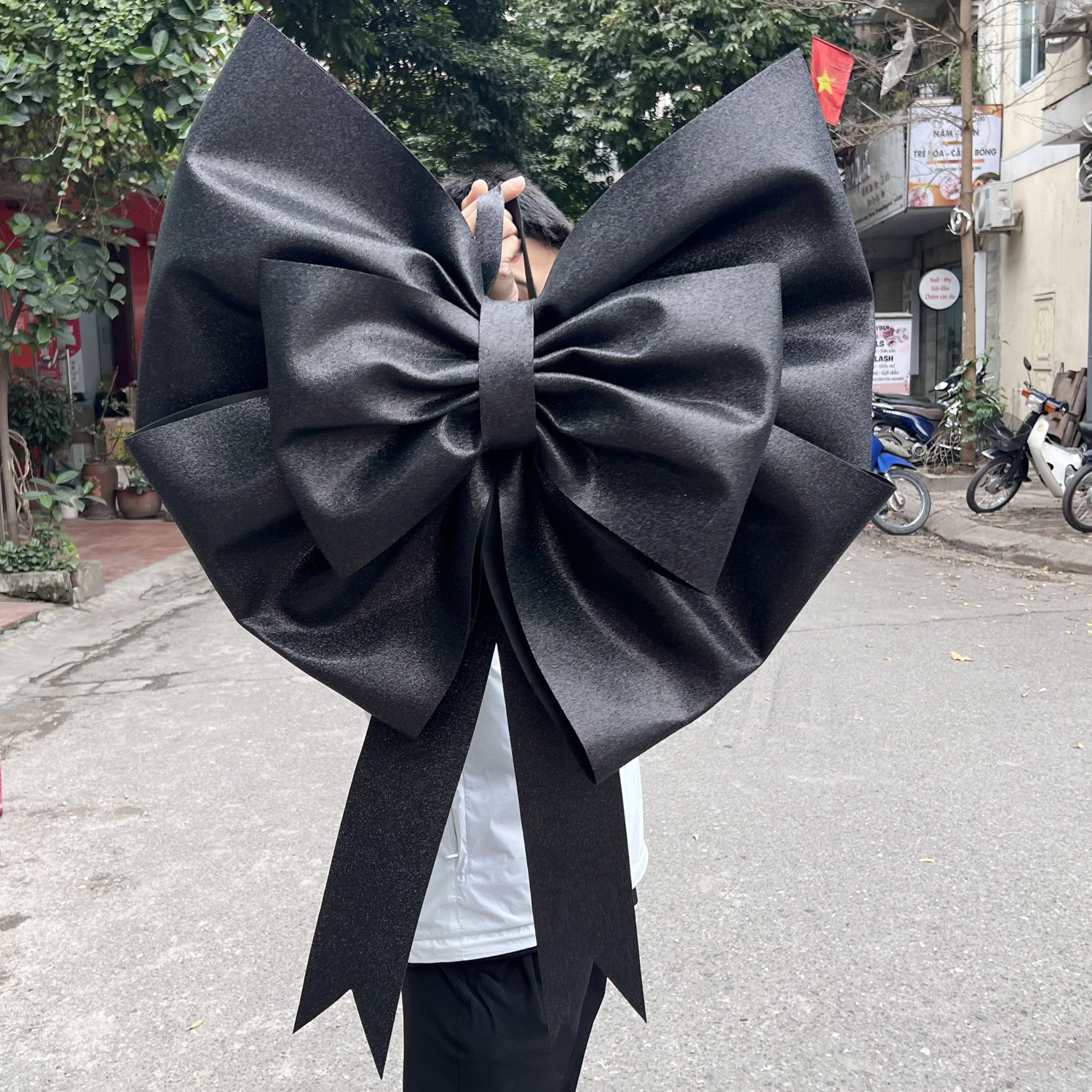 Hình ảnh (Hỏa tốc ở Hà Nội) Nơ đen phủ nhũ siêu to khổng lồ bằng xốp trang trí Giáng sinh Noel, shop thời trang ,phục vụ chụp ảnh