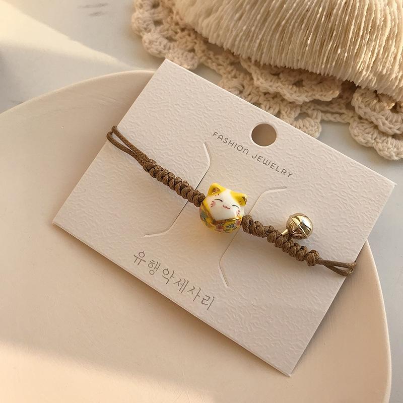Vòng đeo tay nữ hình chú mèo Makeni Neko mang lại may mắn cho thân chủ. Vòng tay dây bện mặt mèo xinh xắn.