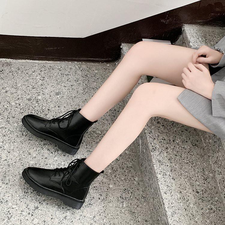 Nữ Nam Hàn cởi giày gót đen, giày Martin