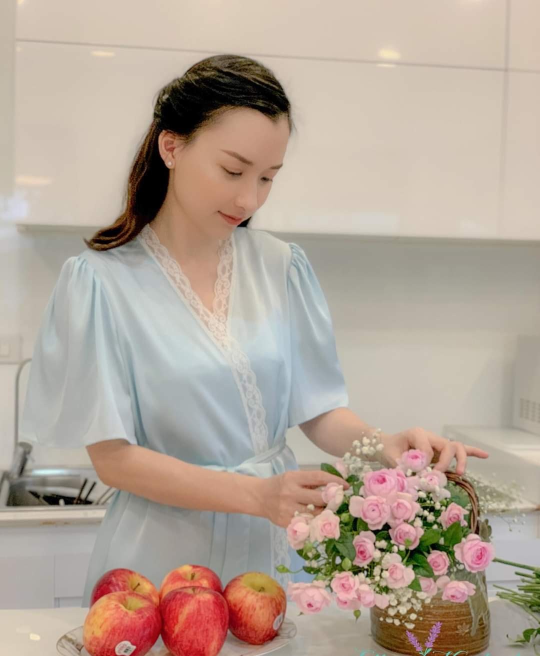 - Áo choàng ngủ lụa dáng dài qua gối phối ren viên sang chảnh mặc nhà,chụp hình cô dâu Freesize dưới 70kg