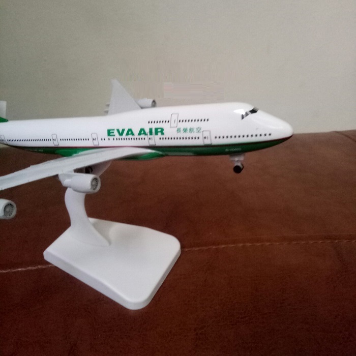 Mô hình máy bay tĩnh B747 Eva Air 20cm có bánh xe