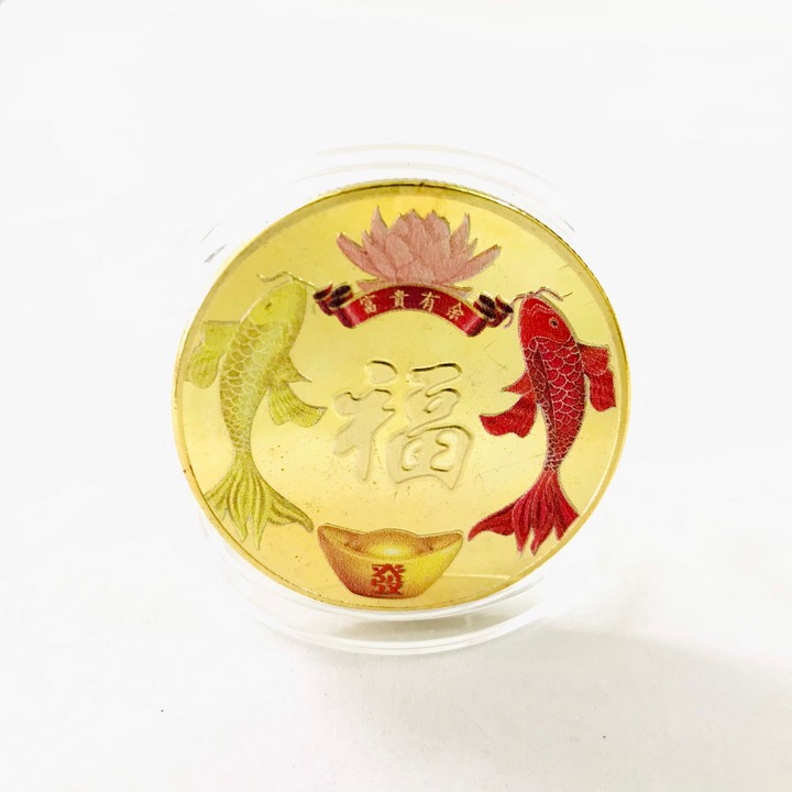 Xu song ngư in Màu dùng để trang trí bàn sách, bàn làm việc, bàn tiệc, xỏ lỗ đeo dây rất may mắn, kích thước 4cm, màu vàng - TMT Collection - SP005269