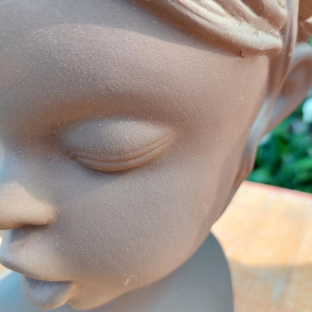 Chậu đất nung Bình Dương - Cô gái bím tóc, miệng chậu 15cm ngang 11cm dọc, chiều cao 26cm