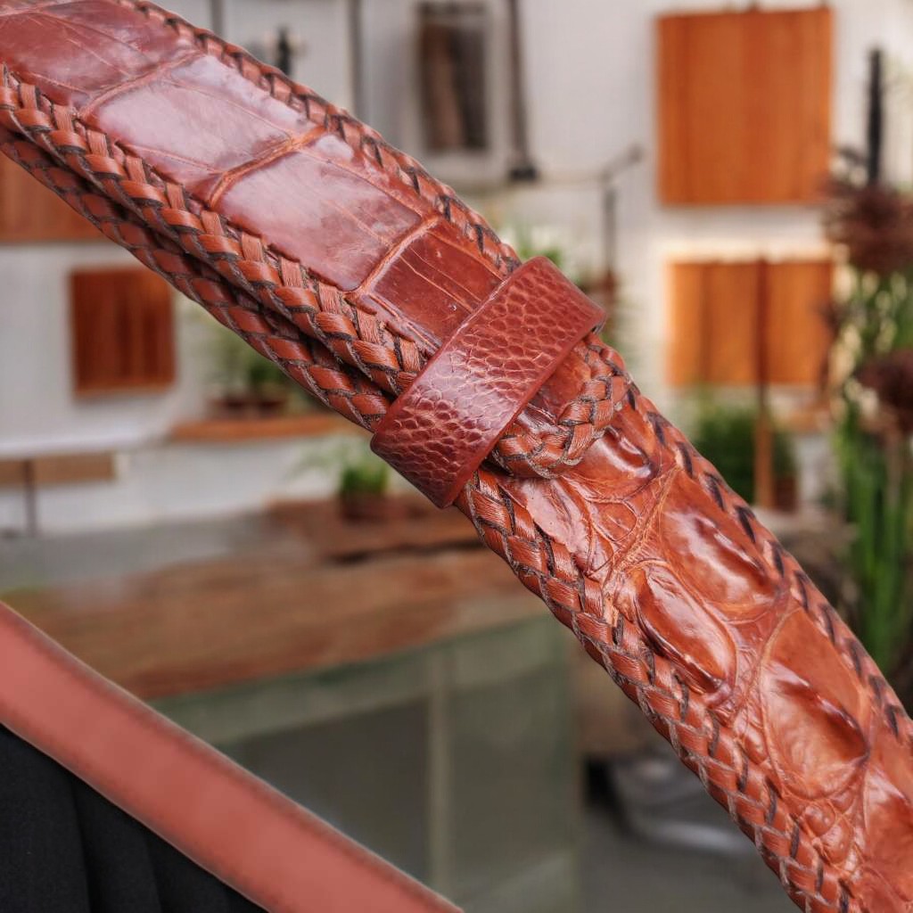 Nịt Da Cá Sấu Gai Liền Đan Viền Thủ Công N33ND2 (mặt vàng)