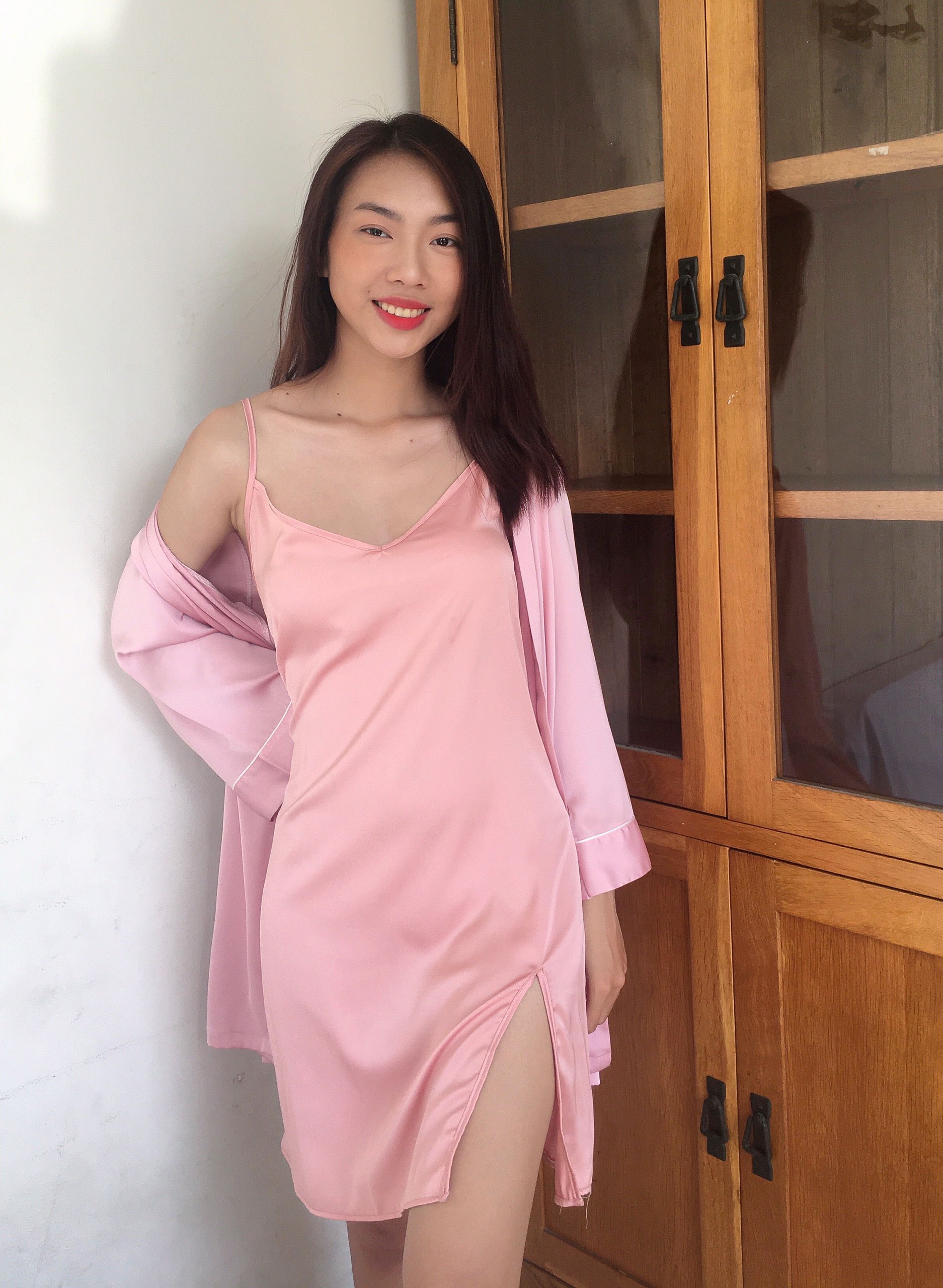 [HATU SLEEPWEAR] Váy ngủ lụa cổ tim xẻ tà mặc nhà sang trọng tặng kèm quần chip ren-Màu Hồng