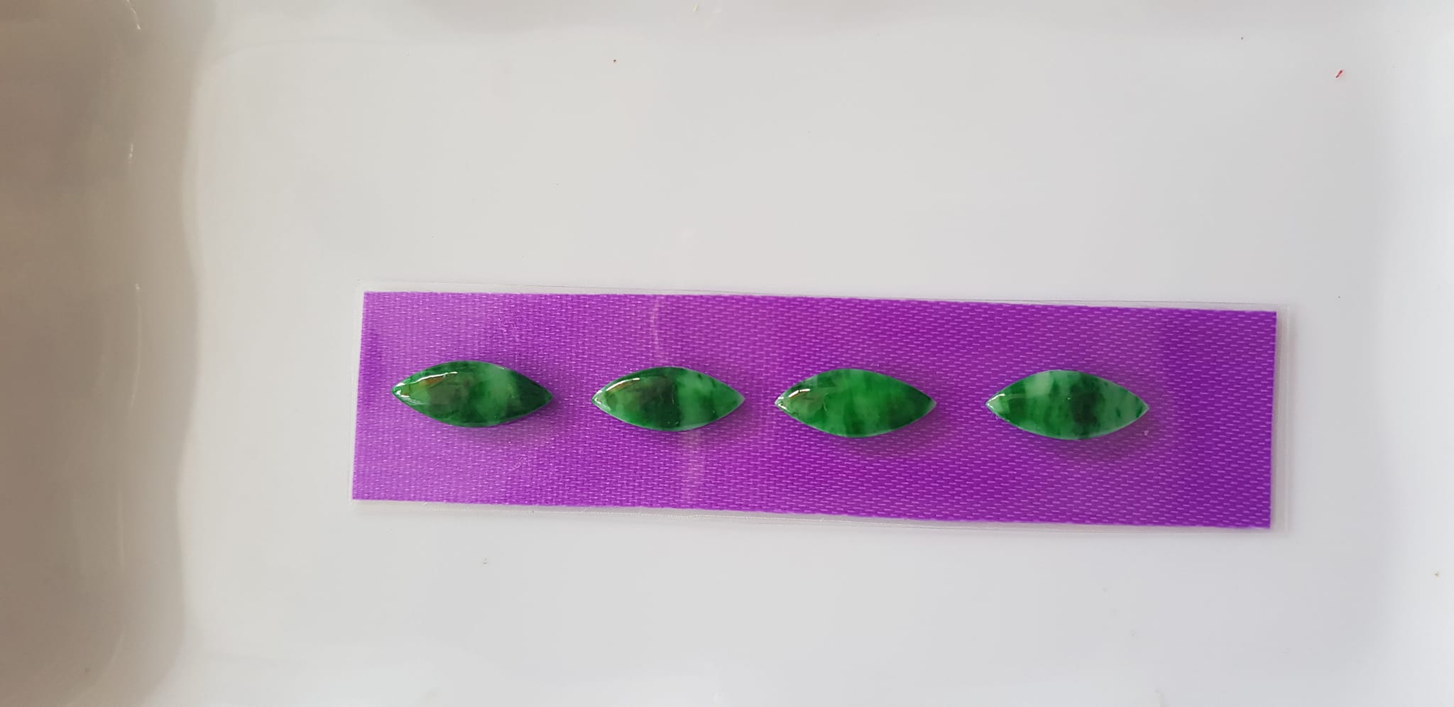 Bộ lắc hạt dưa mới rất đẹp đá cẩm thạch tự nhiên Size Dài 15mm x Ngang 6mm x dầy 2mm màu xanh lý sơn thủy bóng đậm đẹp sang Nữ lên lắc tay bằng vàng đeo rất đẹp luôn món quà tặng Mẹ, Vợ, người thân ý nghĩa ạ