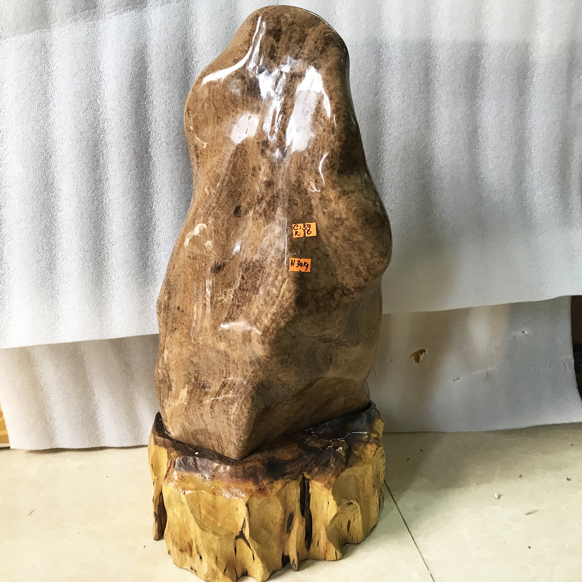 Đá, Cây đá, trụ đá tự nhiên màu vàng gỗ hóa thạch cao 59 nặng 30 kg cho người mệnh Kim